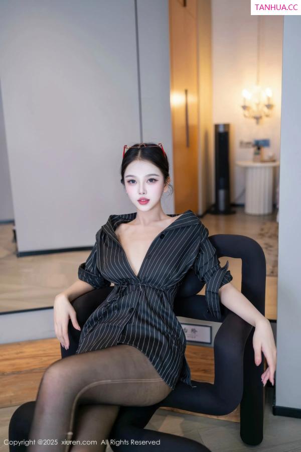   [XiuRen]高清写真图 2025.12.26 No.11160 诺诺子 开档黑丝第8张图片